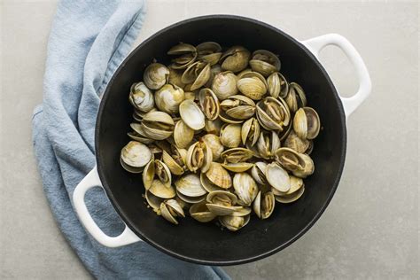 preparing fresh clams