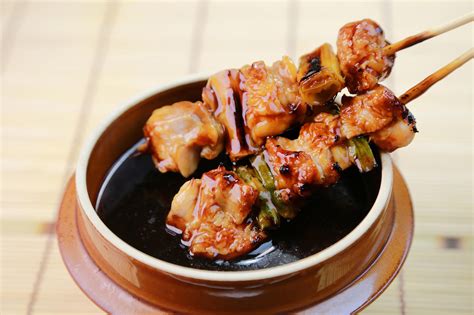 Présentation des yakitoris dans une assiette