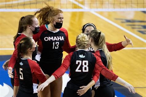 Omaha Volleyball falls in four sets to South Dakota Gateway