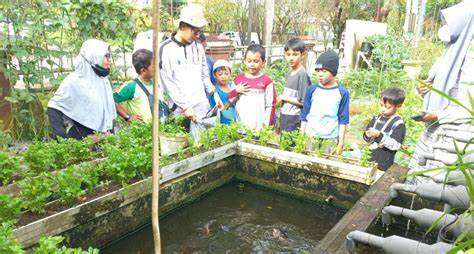 Anak-anak belajar membeli dan menjual produk pertanian