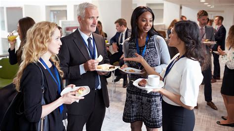 Personas de negocios charlando en un grupo de WhatsApp sobre ideas y oportunidades