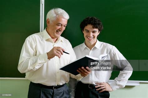 professor discuss with students