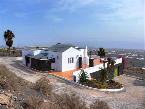 Villa with a private pool and sea views in Playa Blanca 595.000€ For