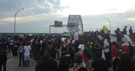 protesters on memphis bridge