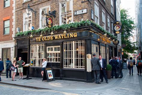 pub crawl in london
