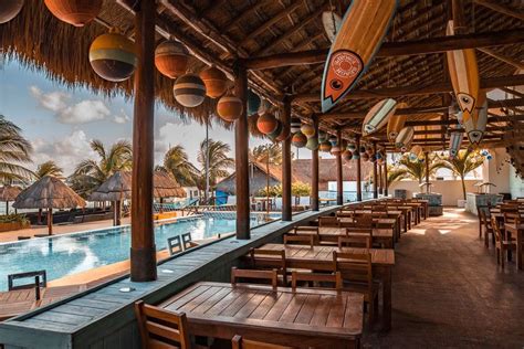 puerto costa maya beach clubs
