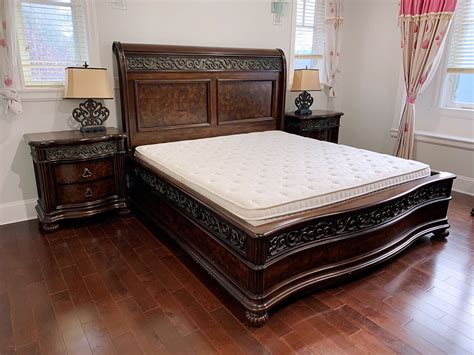 Pulaski King Size Bedroom Set