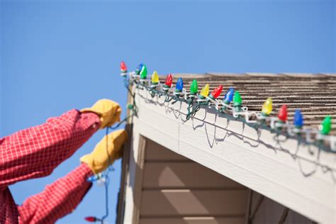 home.furnitureanddecorny.com:putting christmas lights on steep roof