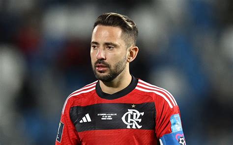 quantos anos tem o everton ribeiro