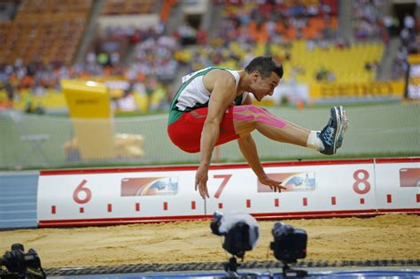 que es el salto largo en atletismo