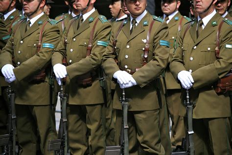 que hacen los carabineros de chile