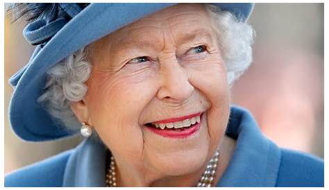 Queen Elizabeth Reportedly Does Her Own Makeup