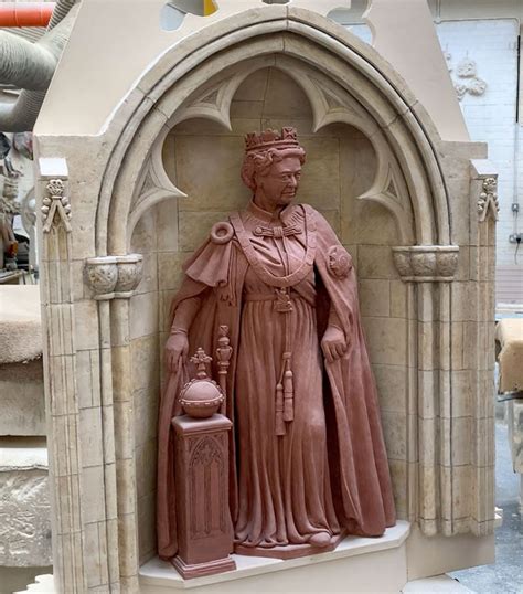 queen's statue york minster