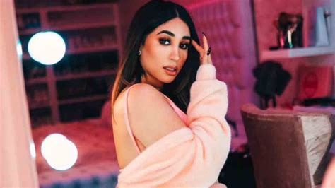 queen buenrostro desnuda