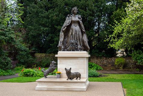 queen elizabeth 2 memorial statue