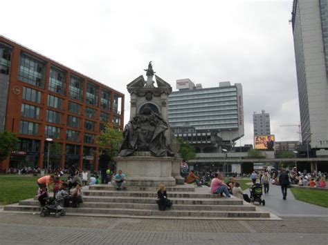 queen victoria monument manchester