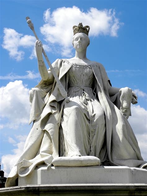 queen victoria statue importance