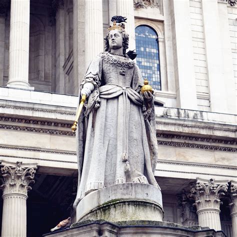 queen victoria statue in london