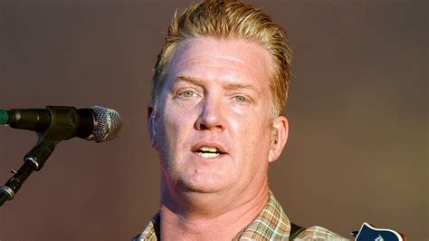 queens of the stone age lead singer