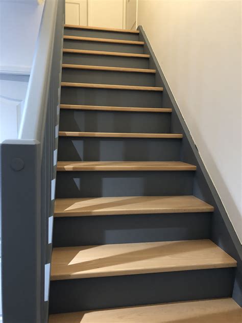 Photo de notre escalier peint couleur gris et bois. On adore
