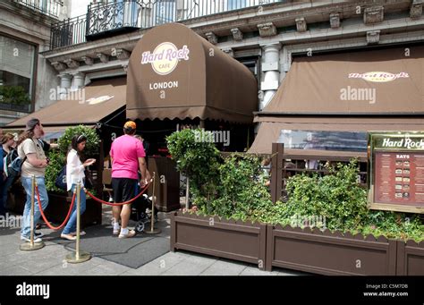 queue at Hard Rock Cafe