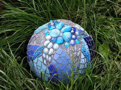 10 DIY Decorative Garden Balls Garden art crafts, Garden art diy, Fun