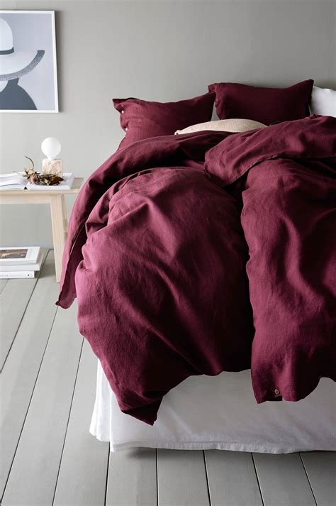 Röda sängkläder med vävda ränder i 100 bomull