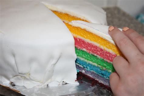Rainbow taart gemaakt door dochter lief