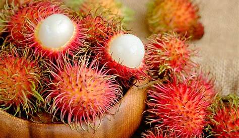 Cluster of yellowish rambutan hi-res stock photography and images - Alamy