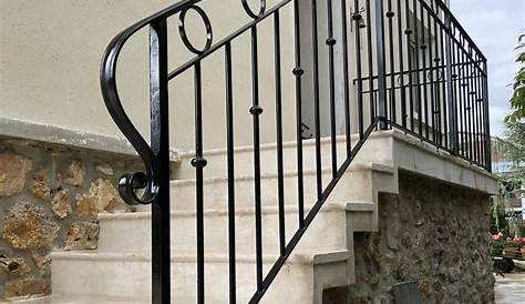 Outdoor black handrail — Rampe d'escalier noire en