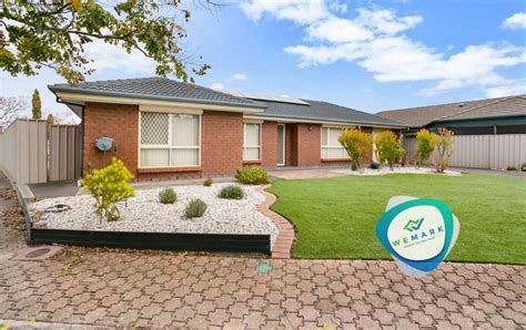 'Chernobyl' green lawn in real estate ad for Adelaide house sparks