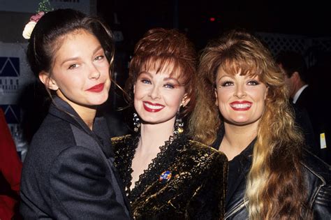 recent pictures of naomi judd and ashley judd
