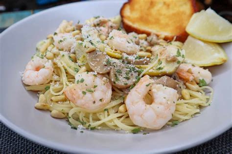 Linguine Portofino pasta with scallops and shrimp in