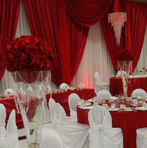 oh my never been a fan of red and white weddings but this one looks