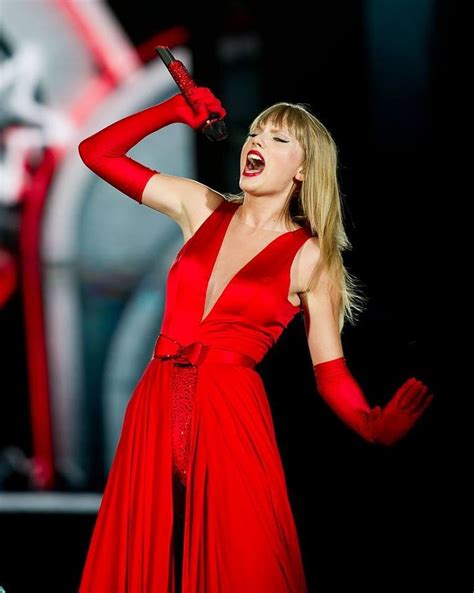 red taylor swift outfits