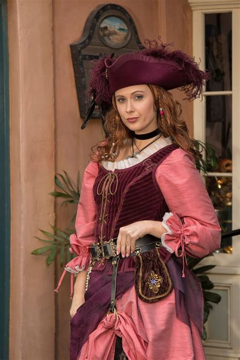 Scarlett (the Redhead) Redhead costume, Classic disney, Pirates of