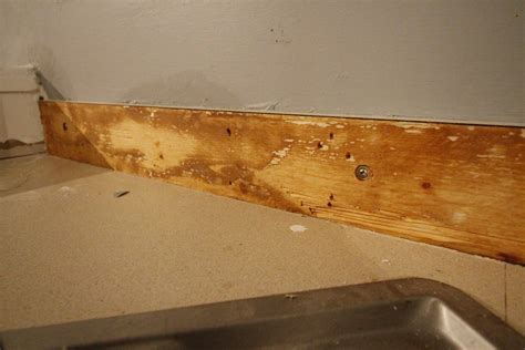removing a countertop laminate
