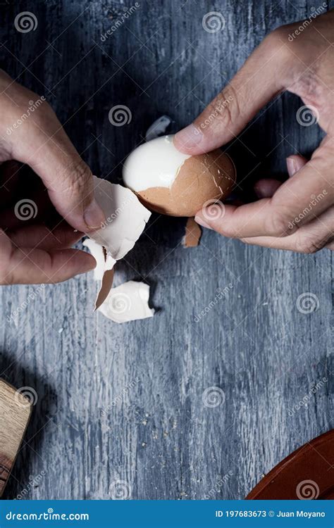 Removing eggshell from boiled egg