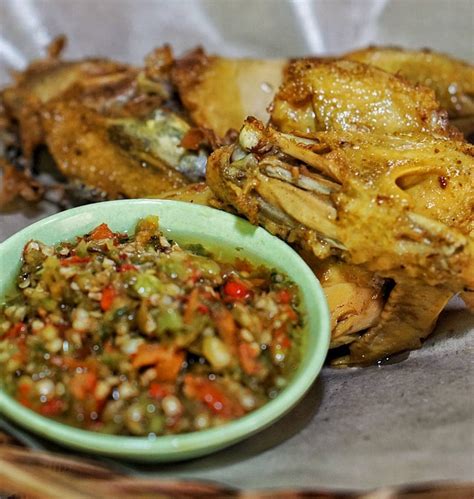 Ayam Goreng Mbah Cemplung, Kuliner ‘Mblusuk’ di Jogja yang Istimewa