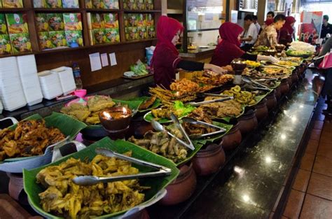 Warung Nasi Ampera, Rumah Makan Khas Sunda Asal Kota Bandung Yang