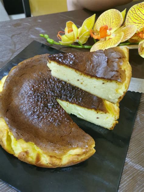 Burnt Cheesecake (Bon Appetit) Full Whole Oishi Pan Bakery