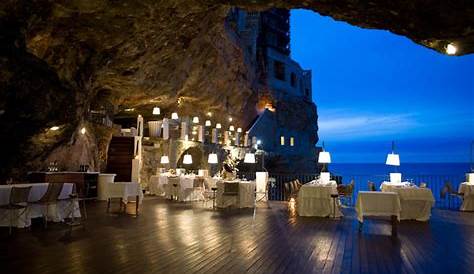 Un restaurant dans une grotte... nichée au dessus de la mer
