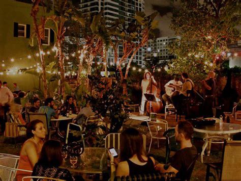restaurants with live music miami