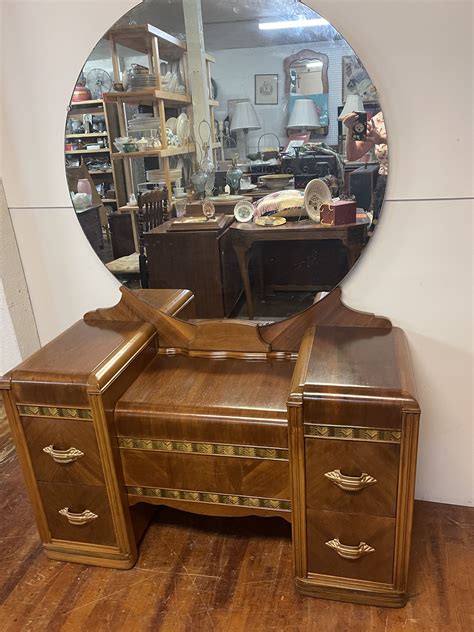 Retro Vanity With Round Mirror