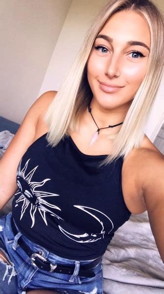 rhea ripley with blonde hair