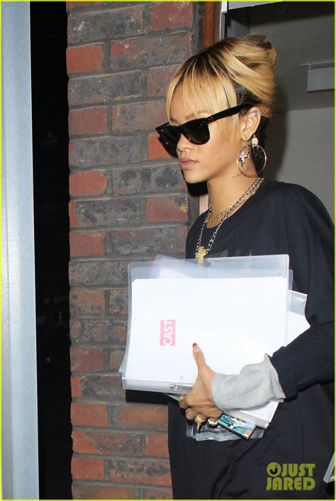 rihanna lives in london