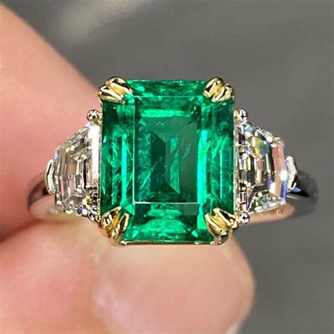 ring with emerald stone