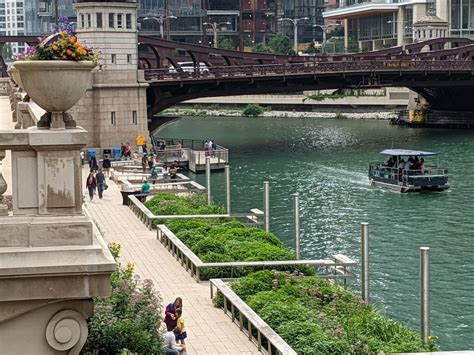 Sasaki and Ross Barney Architects Complete Chicago Riverwalk