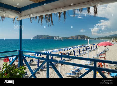 Rivolta in Spiaggia: Le Cause e le Conseguenze di un'Emergenza Turistica
