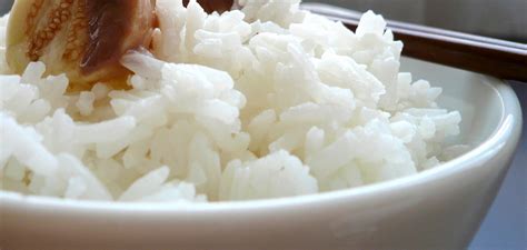 Bol de riz blanc avec baguettes